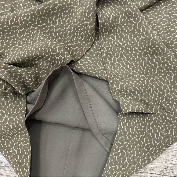 Banana Republic Olive Patterned Pencil Skirt - Picture 4 of 4